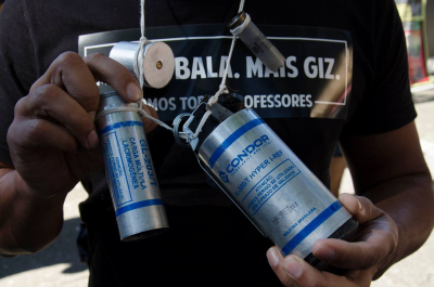 Professor exibe colar com restos de muni