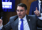 Pacotaço de 200 decretos de Flávio muda leis trabalhistas e ameaça direitos