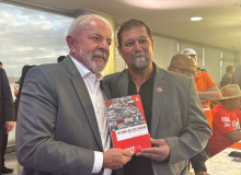 Presidente Lula recebe livro com a história dos 40 anos da CUT Paraná