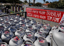 Camponeses e petroleiros entregam alimentos e gás em São Mateus do Sul, neste sábado