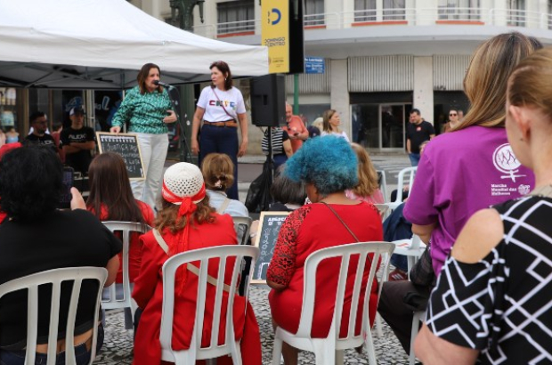 Educadores(as) vão às ruas em Curitiba em defesa da escola pública e da democracia
