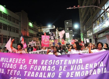 Em Curitiba, mulheres vão às ruas por mais políticas públicas e contra a violência