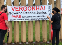 Servidores públicos recepcionam Ratinho Júnior com protesto em Londrina