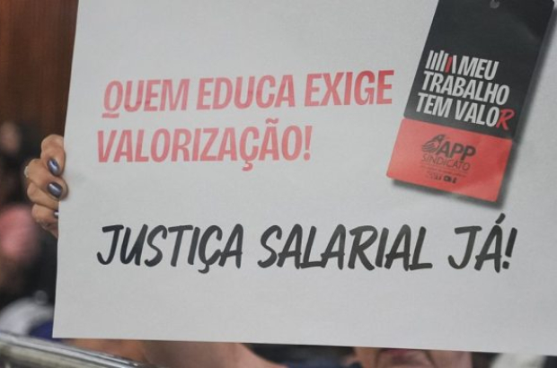 Vigília da educação pressiona o governo de Ratinho Jr