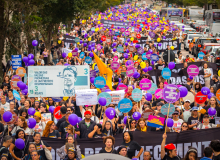 Servidores municipais de Curitiba cruzam os braços