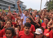 Mais de 400 crianças Sem Terrinha visitam a Vigília Lula Livre ao lado de Haddad