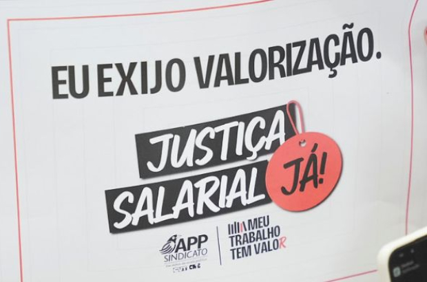 Servidores(as) da educação realizam ato por justiça salarial