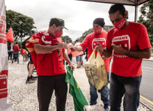 CUT Paraná doou alimentos para o 1º de maio solidário