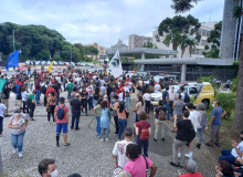 Em greve há 3 dias, educadores do Paraná mantém vigília contra fim de suas carreiras