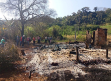 Famílias acampadas em Reserva do Iguaçu sofrem ameaças e têm casas queimadas, no PR