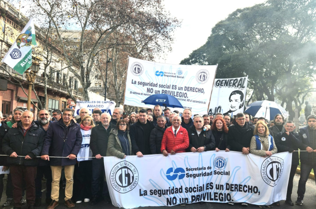 Sob Milei, trabalhadores argentinos sofrem com desemprego e perda de direitos
