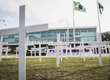 No PR, cem cruzes são colocadas em frente ao Palácio Iguaçu no dia de Luto e Luta